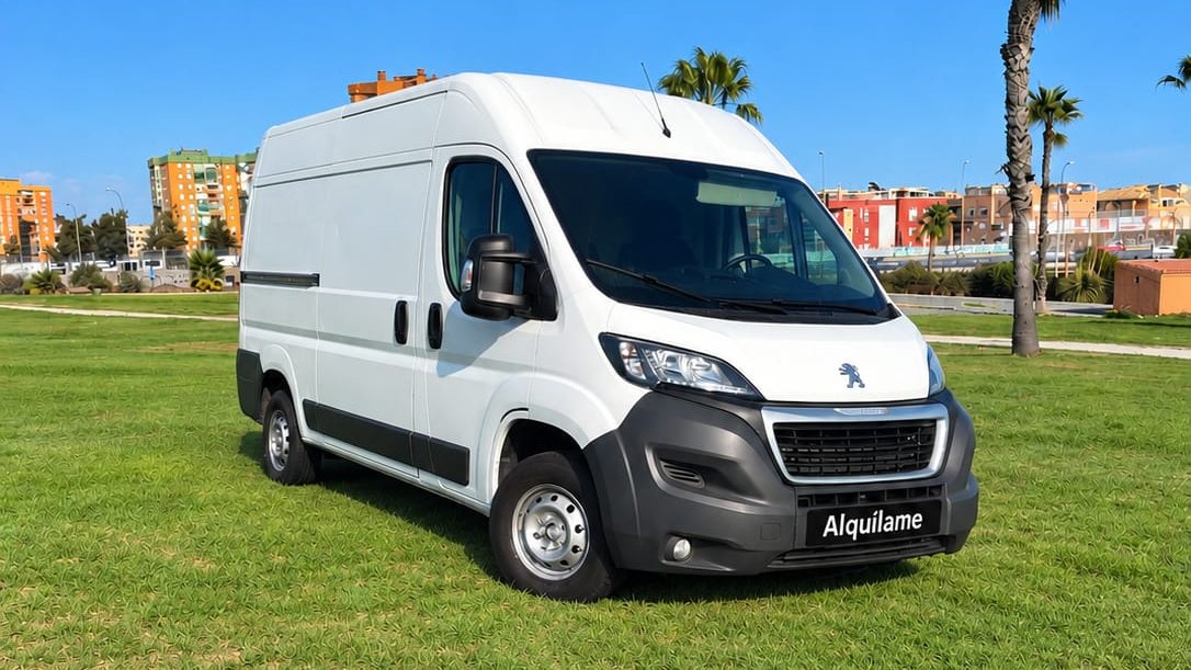 Furgoneta Peugeot Boxer blanca junto a palmeras en Málaga